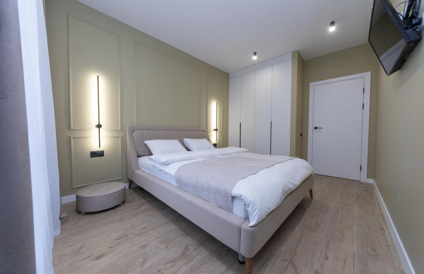 Luxury Near Metro Station Osokorky Apartment