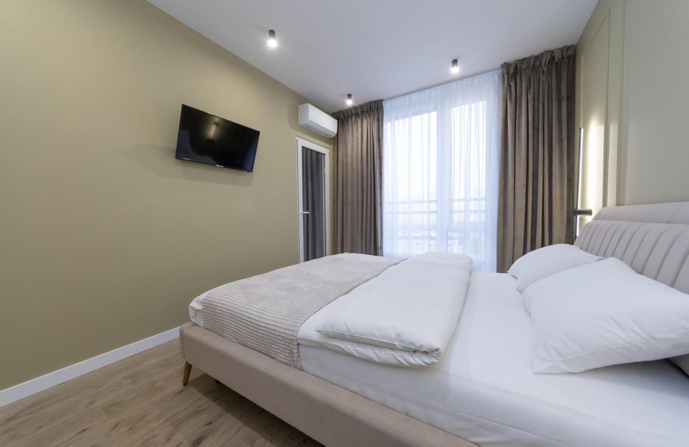 Luxury Near Metro Station Osokorky Apartment Kyiv
